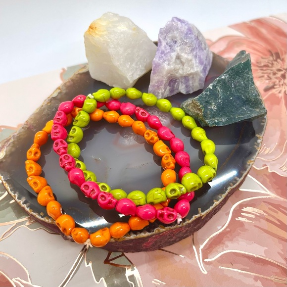 Set of three skull bracelets carved from stone and three stones in a mesh bag 💎 - Picture 3 of 3